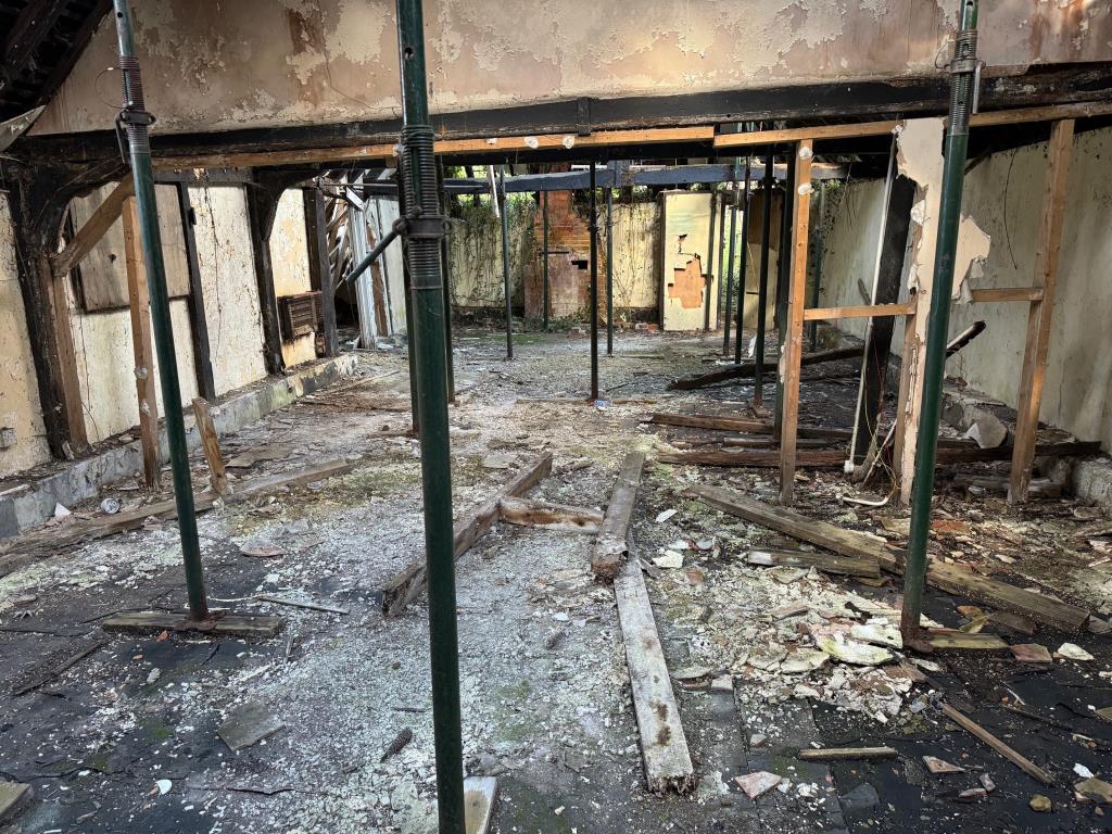 Lot: 109 - FREEHOLD BARN COMPLEX ON ALMOST THREE QUARTERS OF AN ACRE WITH POTENTIAL - Inside top section
